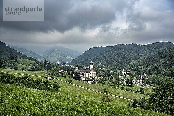 Gewitterwolken ziehen über das Münstertal und der Klosteranlage Sankt Trudpert  ehemaliges Benediktinerkloster  Münstertal  Schwarzwald  Baden-Württemberg  Deutschland  Europa