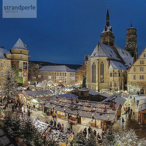 Weihnachtsmarkt vor der Stiftskirche auf dem Schillerplatz  Stuttgart  Baden-Württemberg  Deutschland  Stuttgart  Baden-Württemberg  Deutschland  Europa
