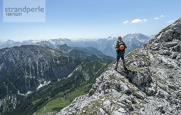 Bergsteiger am Grat des Hohen Brett  bei der Überschreitung vom Hohen Göll zum Hohen Brett  Ausblick ins Hagengebirge  Berchtesgadener Alpen  Berchtesgadener Land  Bayern  Deutschland  Europa