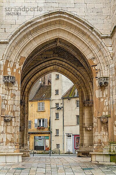 Gotischer Bogen an der Stiftskirche Notre Dame  Stadt Dole  Jura  Burgund-Franche-Comté  Frankreich  Europa