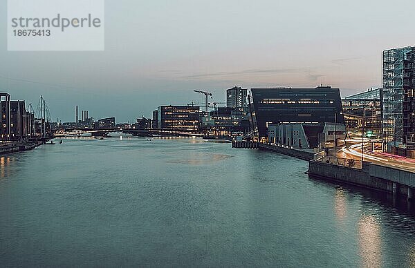 Wasserkanal in der Abenddämmerung  Kopenhagen  Dänemark  Europa