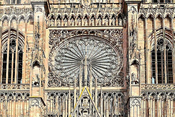 Teil der Fassade des berühmten Straßburger Münsters in Frankreich in romanischem und gotischem Baustil  Straßburg  Frankreich  Europa