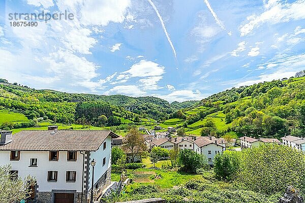 Die Stadt Areso in der Sierra de Aralar in der Nähe von Leiza in Navarra. Blick auf das traditionelle Dorf