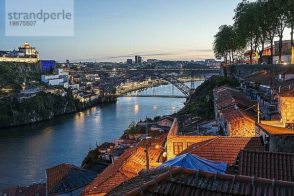 Erstaunlicher Panoramablick auf Porto und Gaia mit dem Fluss Douro am Abend  Luftaufnahme  weltweit bekannt für guten Wein  Porto  Portugal  Europa