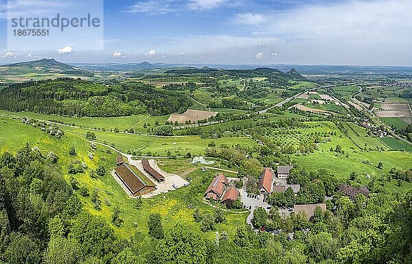 Blick vom Hohentwiel hinab zur Domäne am Horizont von rechts gesehen die Hegauberge Hohenkrähen  Mägdeberg  Hohenhewen  und Hohenstoffeln