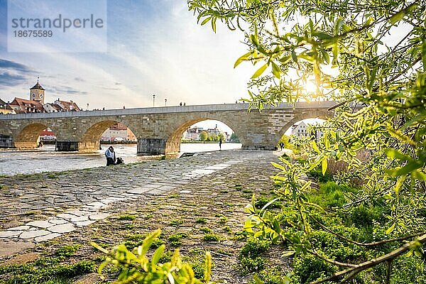Steinerne Brücke an der Donau bei Sonnenuntergang  Regensburg  Bayern  Deutschland  Europa