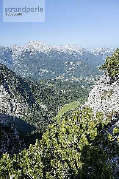 Ausblick auf Watzmann und Hochkalter  Mannlsteig  Klettersteig am Hohen Göll  Berglandschaft  Berchtesgadener Alpen  Berchtesgadener Land  Bayern  Deutschland  Europa
