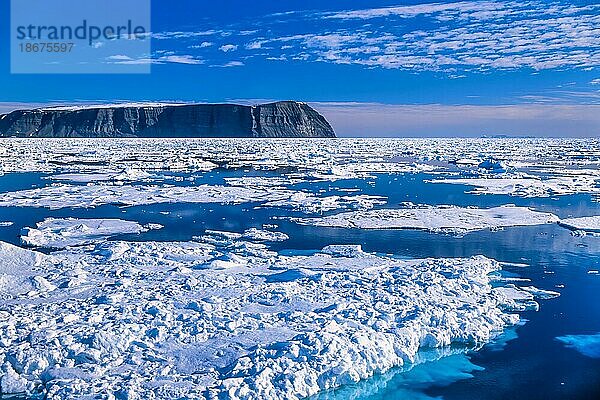 Treibeis in der Arktis an einer felsigen Küste in Svalbard  Spitzbergen  Norwegen  Europa