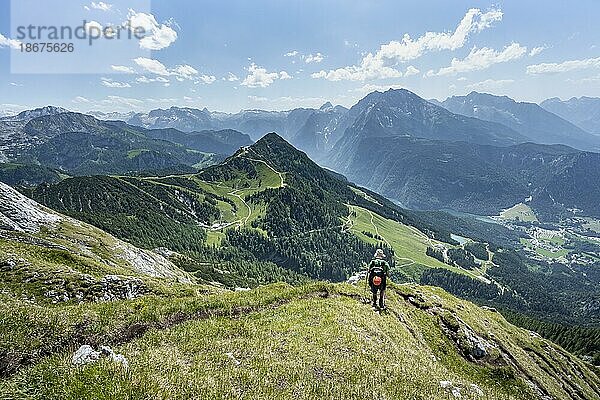 Bergsteiger beim Abstieg vom Hohen Brett  Ausblick auf Jenner und Watzmann  Berchtesgadener Alpen  Berchtesgadener Land  Bayern  Deutschland  Europa