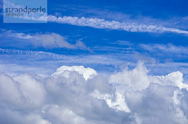 Wunderschöne Wolkenformationen unter strahlend blauem Himmel