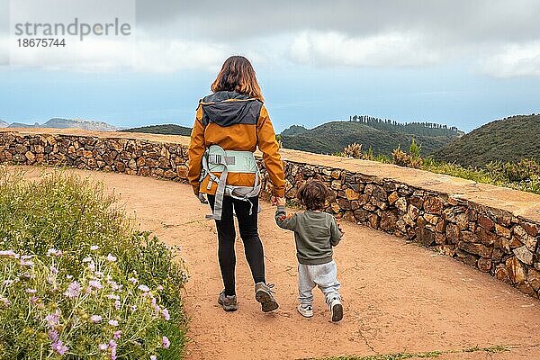 Mutter und Sohn wandern und betrachten die Aussicht vom Gipfel des Garajonay auf La Gomera  Kanarische Inseln