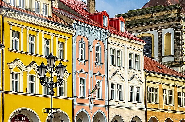 Historische Architektur von Stadthäusern am Wallenstein-Platz  dem hiesigen Stadtplatz in Jicin im Böhmischen Paradies  Königgrätzer Region (Kralovehradecky kraj)  Tschechien  Europa