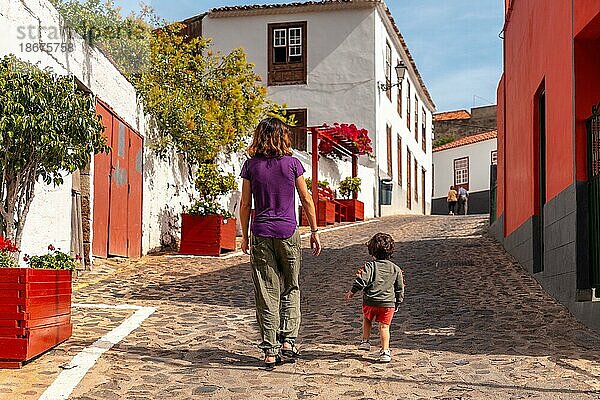 Mutter und Sohn besuchen im Urlaub das Dorf Agulo im Norden von La Gomera  Kanarische Inseln