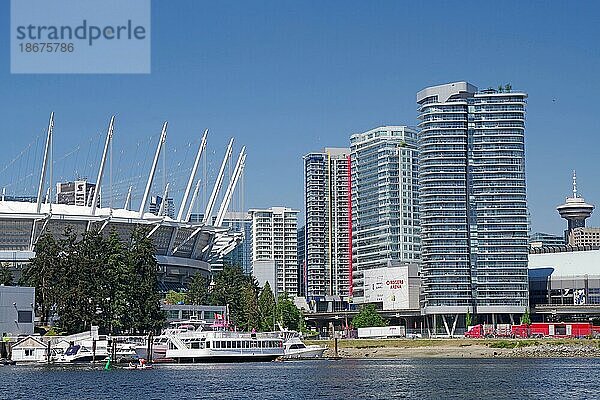 Kleine Boote vor Yachten und Hochhausschluchten und Olympiastadion  False Creek  Vancouver Downtown  British Columbia  Kanada  Nordamerika