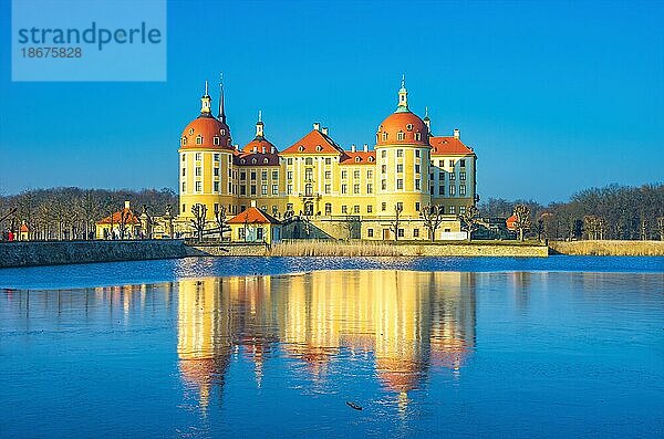 Außenansicht Schloss Moritzburg im Winter bei halb zugefrorenem Schlossteich aus Richtung Süden  Moritzburg bei Dresden  Sachsen  Deutschland  Europa