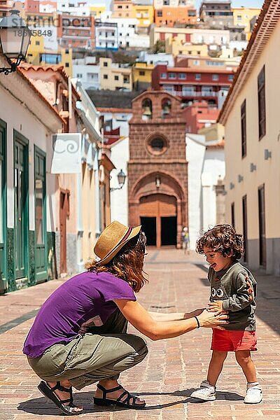 Urlaubskonzept  Mutter mit ihrem Sohn  die sich in der Stadt San Sebastian de la Gomera neben der Iglesia De La Asuncion vergnügen  Kanarische Inseln