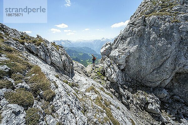 Bergsteiger am Grat des Hohen Brett  bei der Überschreitung vom Hohen Göll zum Hohen Brett  Berchtesgadener Alpen  Berchtesgadener Land  Bayern  Deutschland  Europa