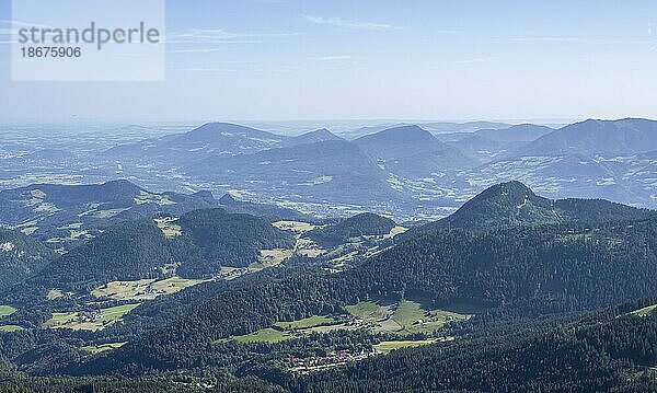 Ausblick auf Voralpenlandschaft mit bewaldeten Bergen  Berchtesgadener Alpen  Berchtesgadener Land  Bayern  Deutschland  Europa