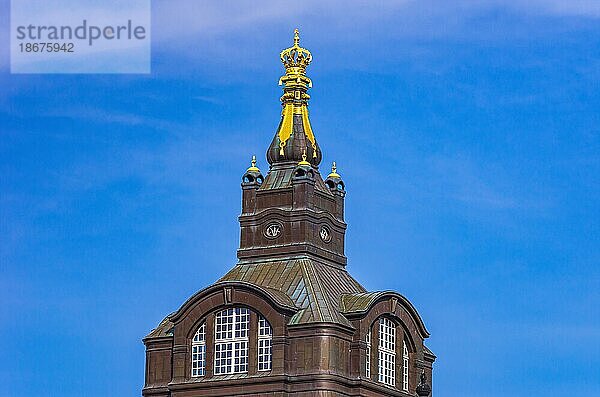Türmchen mit Krone auf dem Dach der Sächsischen Staatskanzlei  Dresden  Sachsen  Deutschland  Europa