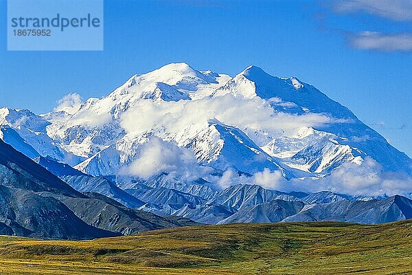 Blick auf die Berglandschaft des Mount McKinley im Denali National Park and Preserve im Herbst in Alaska  USA  Nordamerika