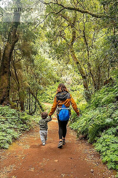 Mutter und Sohn auf dem Wanderweg im moosbewachsenen Wald des Nationalparks Garajonay  La Gomera  Kanarische Inseln. Auf dem Ausflug nach Las Creces