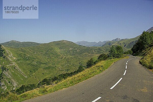 Gewundene Bergstraße mit Berggipfeln im Hintergrund in den sommerlichen Pyrenäen  Frankreich  Europa