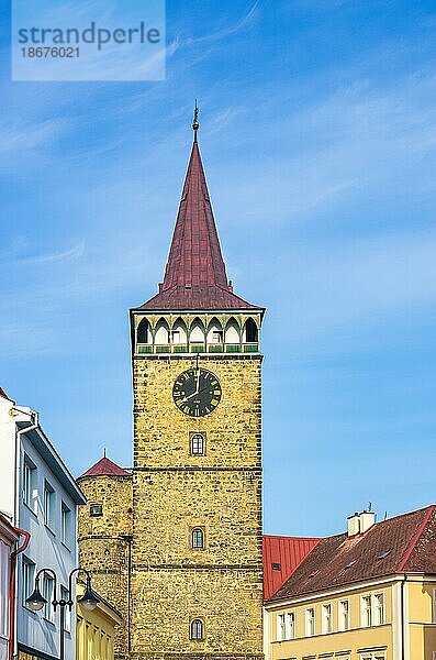 Stadtbild mit Blick aus Richtung Osten auf das Valdicer Tor von 1568  Jicin im Böhmischen Paradies  Königgrätzer Region (Kralovehradecky kraj)  Tschechien  Europa