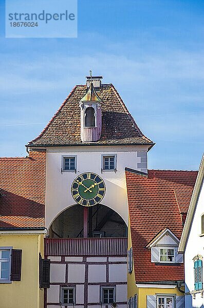 Das historische  mittelalterliche Unterstadttor in der Unterstadt von Meersburg am Bodensee  Baden-Württemberg  Deutschland  Europa