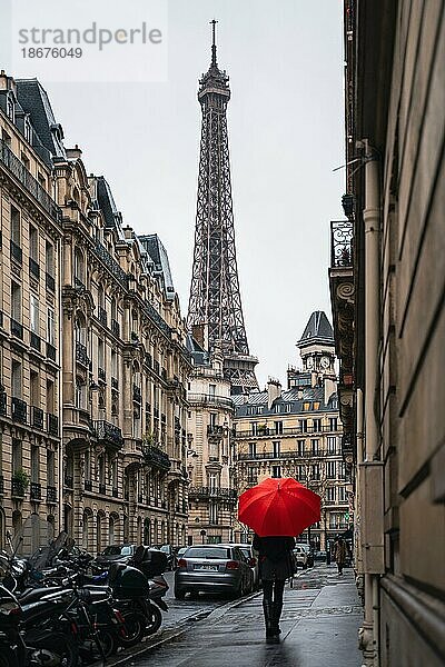 Frauen mit rotem Regenschirm vor dem Eifelturm  Rue Edmond Valentin  Paris  Frankreich  Europa