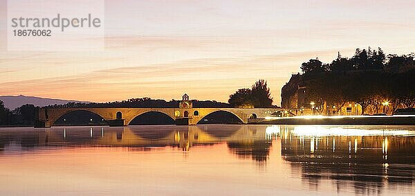 Pont St.-Bénetzet im Sonnenaufgang  Avignon  Vaucluse  Provence  Frankreich  Europa