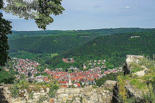 Blick von oben über die Kleinstadt Bad Urach am Fuße der Schwäbischen Alb  die auch dafür bekannt ist  dass dort der Grünen-Politiker Cem Özdemir aufwuchs  Bad Urach  Baden-Württemberg  Deutschland  Europa