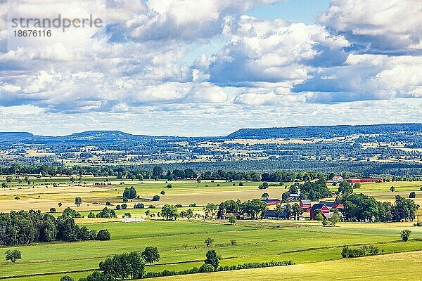 Landschaftsblick auf ein landwirtschaftliches Gebiet mit grünen Feldern und Bauernhof im Sommer  Falköping  Schweden  Europa