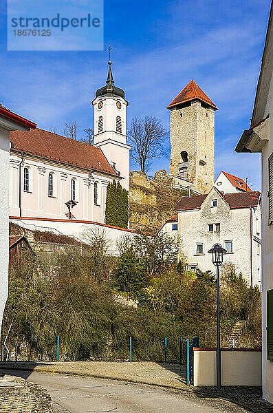 Kirche und Burgruine  Rechtenstein an der Donau  Baden-Württemberg  Deutschland  Europa