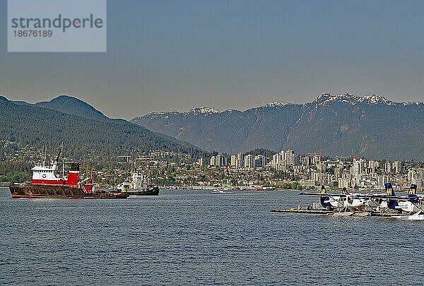 Wasserflugeuge  Boote und Aussicht auf Hochhäuser und Berge in North Vancouver  Vancouver Downtown  British Columbia  Kanada  Nordamerika