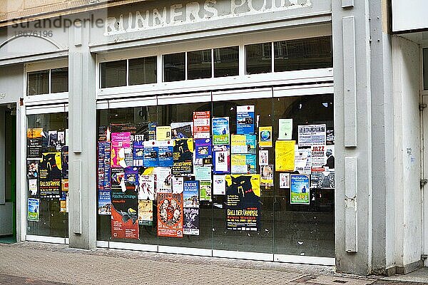 Leerstehendes Ladenlokal in der innerstädtischen Einkaufsstraße in Heidelberg  das seit Monaten leer steht  weil die Miete zu teuer ist. Die Fenster sind mit einem Werbeplakat beklebt  Heidelberg  Deutschland  Europa