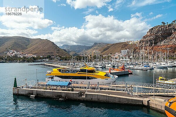 Der Hafen von San Sebastian de la Gomera von der Fähre aus gesehen  die nach Teneriffa fährt. Kanarische Inseln