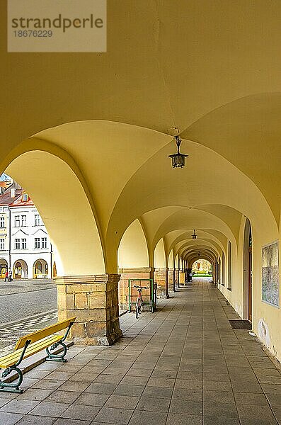 Arkaden der historischen Architektur von Stadthäusern am Wallenstein-Platz  dem hiesigen Stadtplatz in Jicin im Böhmischen Paradies  Königgrätzer Region (Kralovehradecky kraj)  Tschechien  Europa