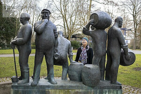 Thema: Frau  Seniorin betrachtet den Brauer Brunnen im Westfalenpark in Dortmund  Dortmund  Deutschland  Europa