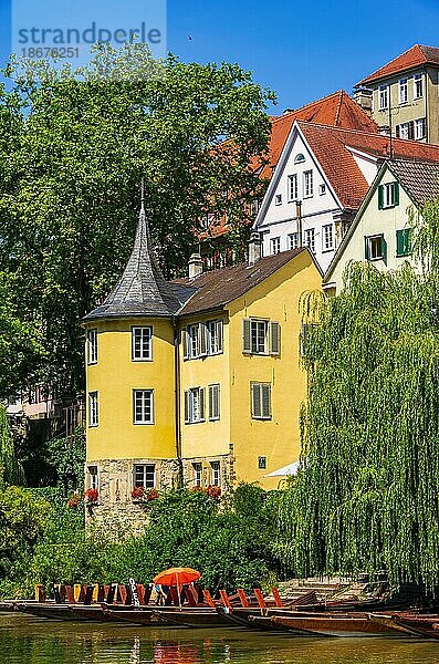 Hölderlinturm und Stocherkähne als Teil des Ensembles der historischen Neckarfront  Tübingen  Baden-Württemberg  Deutschland  Europa