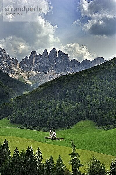 Die Kapelle Sankt Johann in Val di Funes  Villnösstal  Dolomiten  Italien  Europa