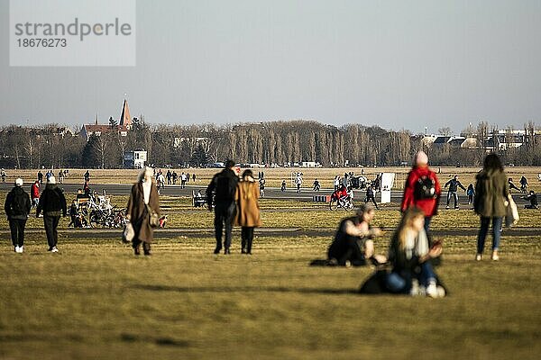 Menschen zeichnen sich ab auf dem Tempelhofer Feld bei Frühlingswetter in Berlin  22.02.2021. Copyright: Berlin  Deutschland  Europa