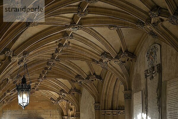 Rippengewölbedecke des Eingangs zur Großen Halle des Christ Church College der Universität Oxford  Oxfordshire  England  UK