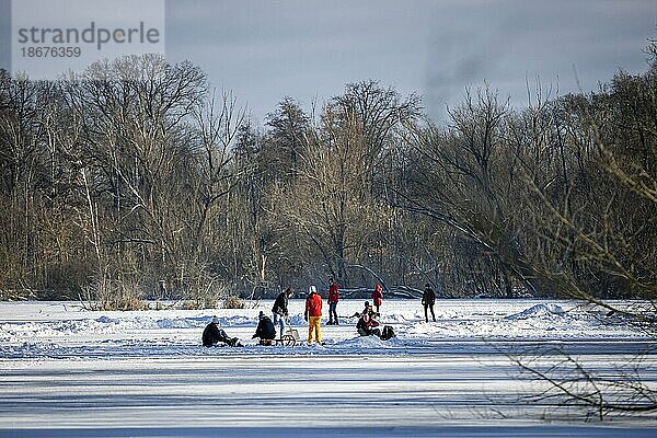 Auf dem zugefrorenen Hermsdorfer See in Berlin Reinickendorf gehen Menschen über das Eis und laufen Schlittschuh. Berlin  13.02.2021  Berlin  Deutschland  Europa