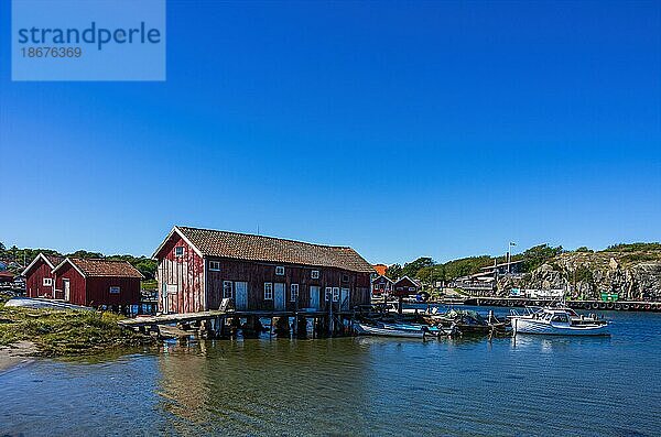 Malerischer Anblick maritimer Strukturen von Bootshäusern und Booten in der Ortschaft Långegärde  Südkosterinsel  Bohuslän  Västra Götalands län  Schweden  Europa