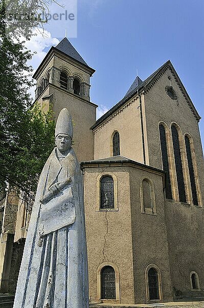 Statue des Heiligen Willibrord und die Basilika von Echternach  Großherzogtum Luxemburg