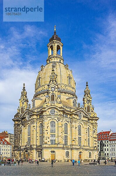 Vor der weltberühmten Frauenkirche auf dem Neumarkt tummeln sich zahlreiche Touristen  wie an jedem anderen Tag auch  Dresden  Sachsen  Deutschland  Europa