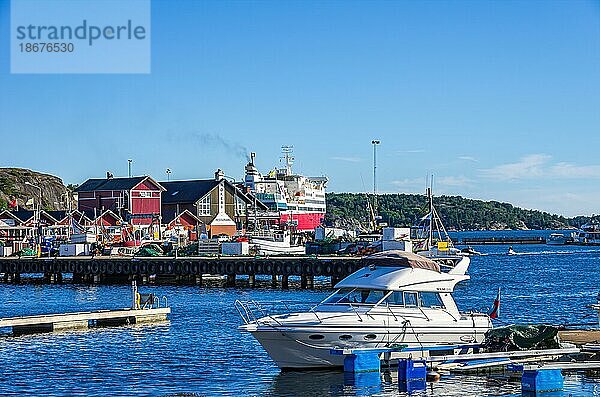 Blick über den Südhafen (Södra hamn) auf Bootsstege mit Booten und Hafengebäude  11. August 2016  Strömstad  Bohuslän  Västra Götalands län  Schweden  Europa