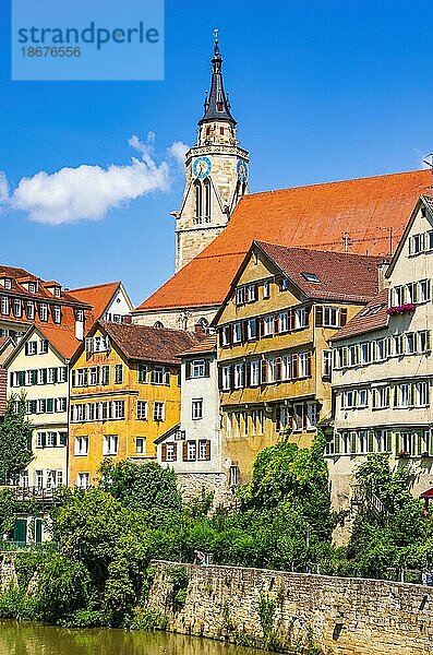 Schöner Anblick der historischen Neckarfront in der Altstadt von Tübingen  Baden-Württemberg  Deutschland  Europa
