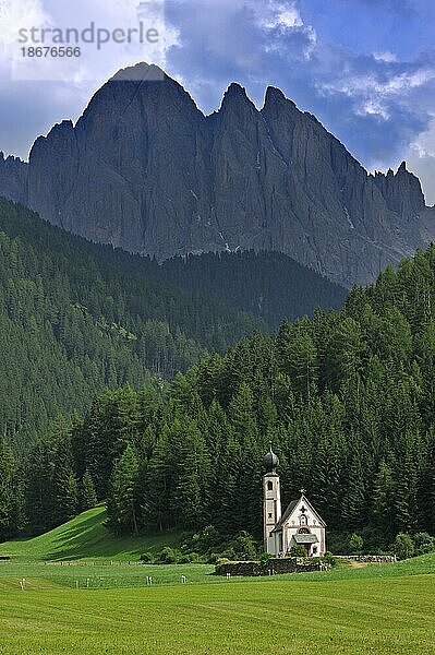 Die Kapelle Sankt Johann in Val di Funes  Villnösstal  Dolomiten  Italien  Europa