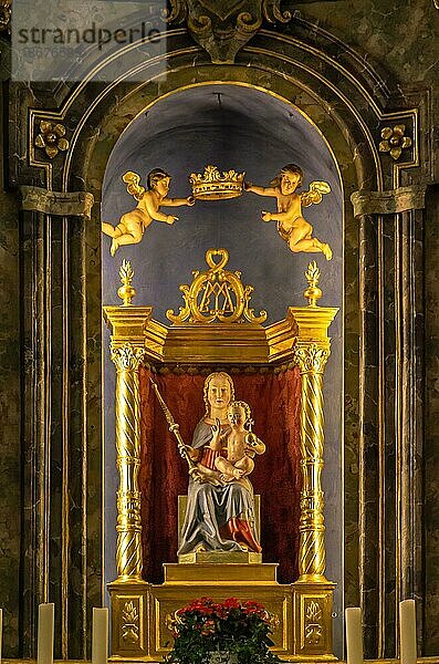 Altar mit Altarbild der Jungfrau Maria mit dem Jesuskind der barocken Wallfahrts- und Pfarrkirche St. Maria auf dem Rechberg in der Nähe des gleichnamigen Ortsteils von Schwäbisch Gmünd  Baden-Württemberg  Deutschland  Europa